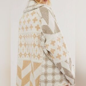 Cozy Geometric Patterned Sweater - Cream and Tan